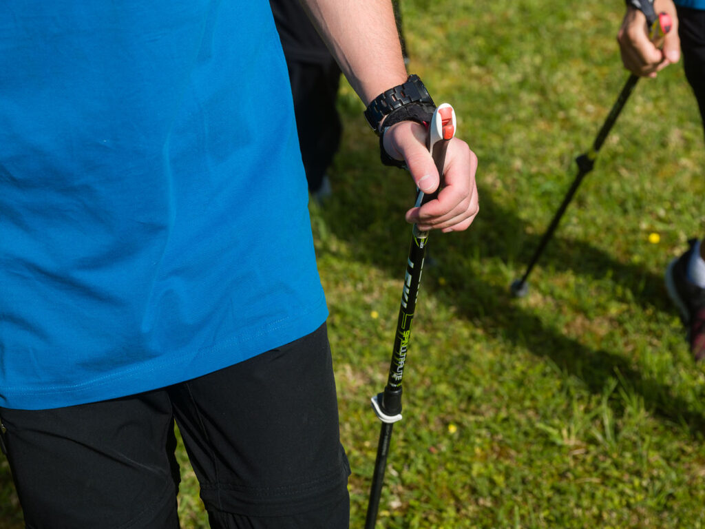 Detailaufnahme eines Nordic-Walking-Trainings im Bärenhof Bad Gastein – Gäste starten aktiv in den Tag mit professioneller Begleitung im Grünen.
