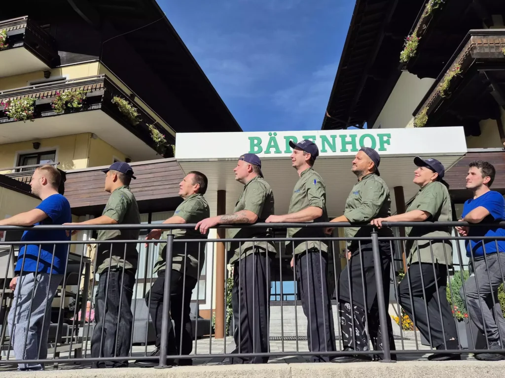 Das Küchenteam des Bärenhofs Bad Gastein in Formation vor dem Hoteleingang – vereint in Disziplin, Teamgeist und Freude am Kochen.