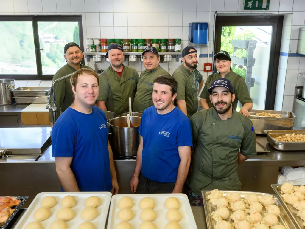 Das Küchenteam des Bärenhofs Bad Gastein bei der frischen Zubereitung gesunder Gerichte – Teamarbeit, Qualität und Genuss stehen hier im Mittelpunkt.
