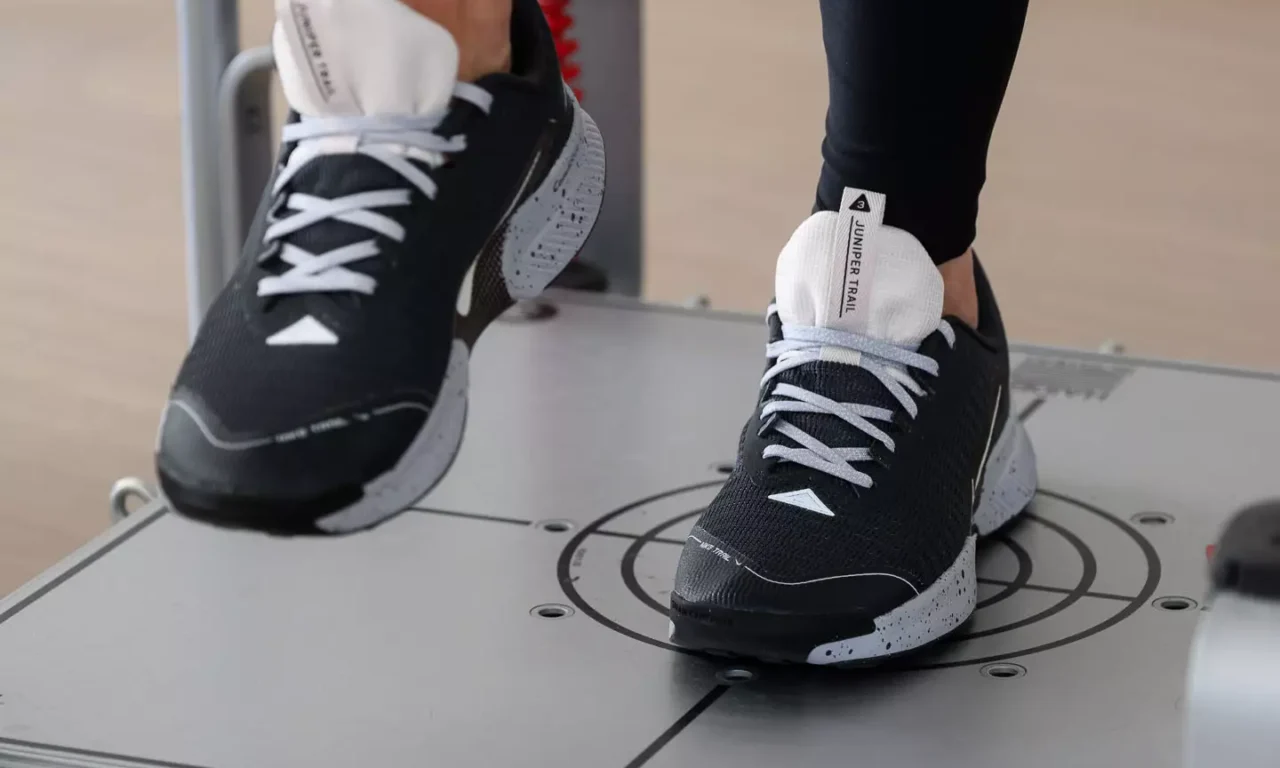 Nahaufnahme: Patientin trainiert Gleichgewicht und Stabilität auf dem Posturomed-Gerät zur sensomotorischen Therapie.