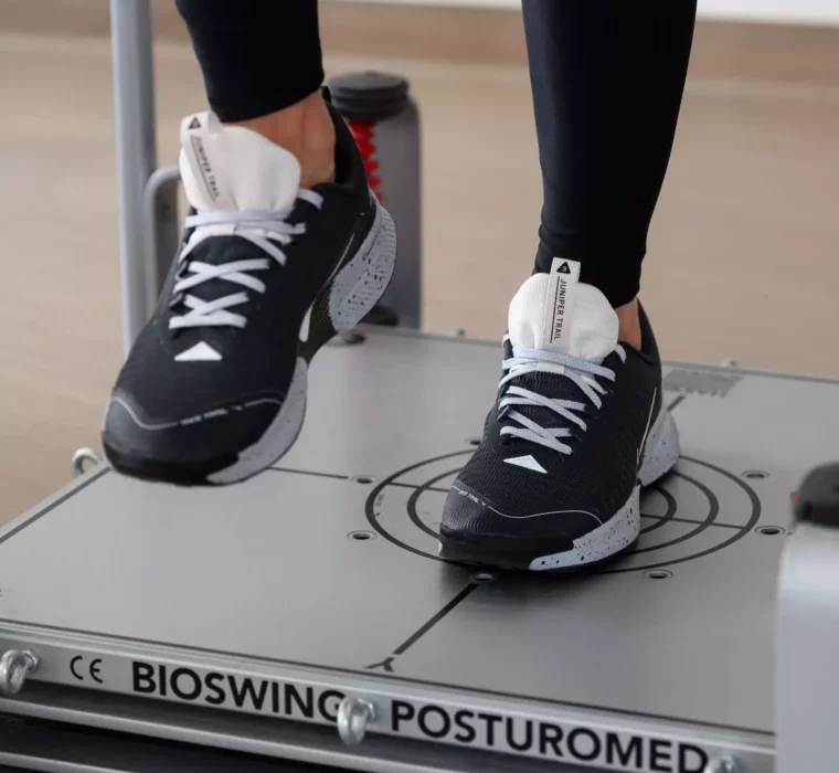 Nahaufnahme: Patientin trainiert Gleichgewicht und Stabilität auf dem Posturomed-Gerät zur sensomotorischen Therapie.