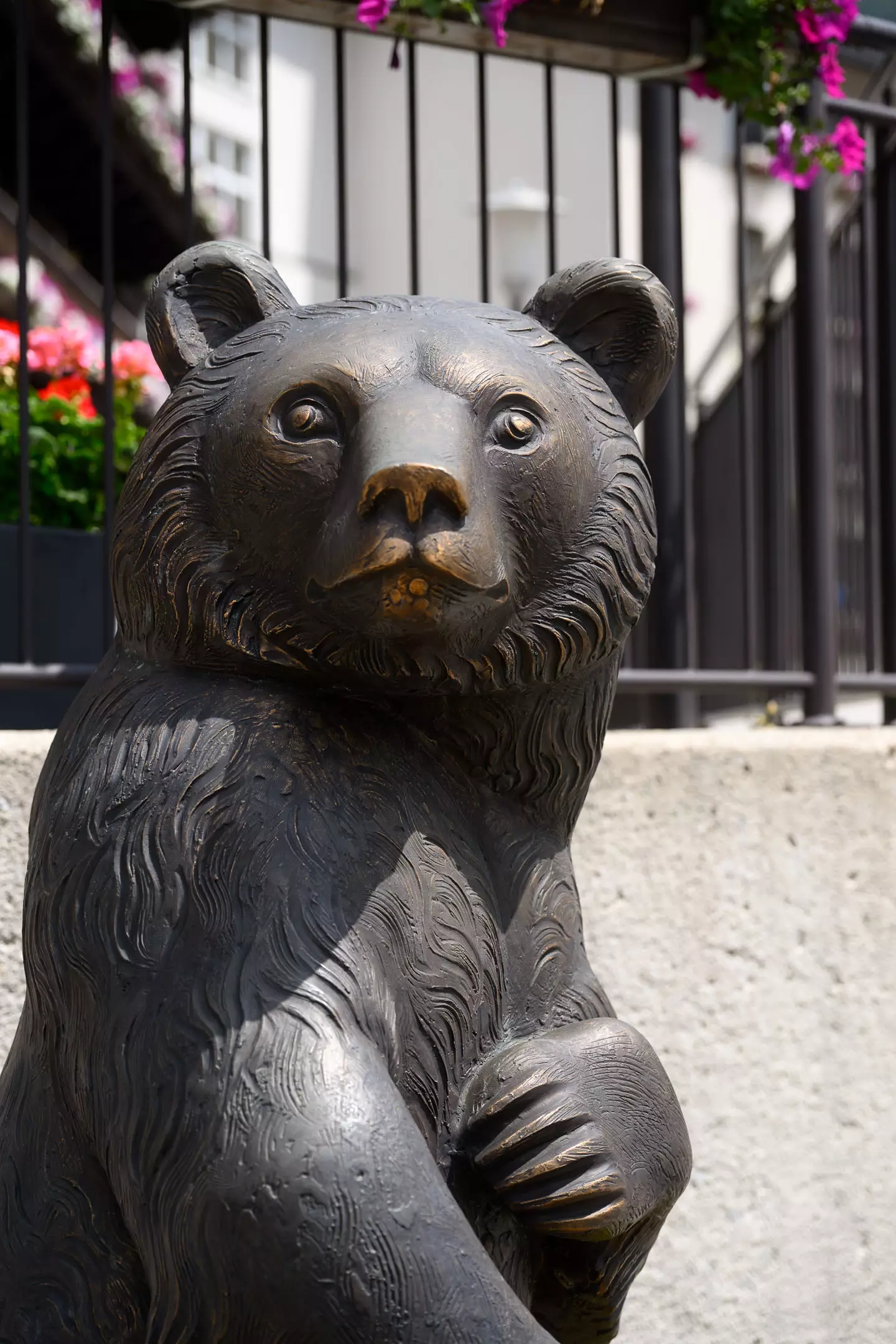Bronzene Bärenfigur vor dem Haupteingang des Bärenhofs als sympathisches Wahrzeichen der Gesundheitseinrichtung.