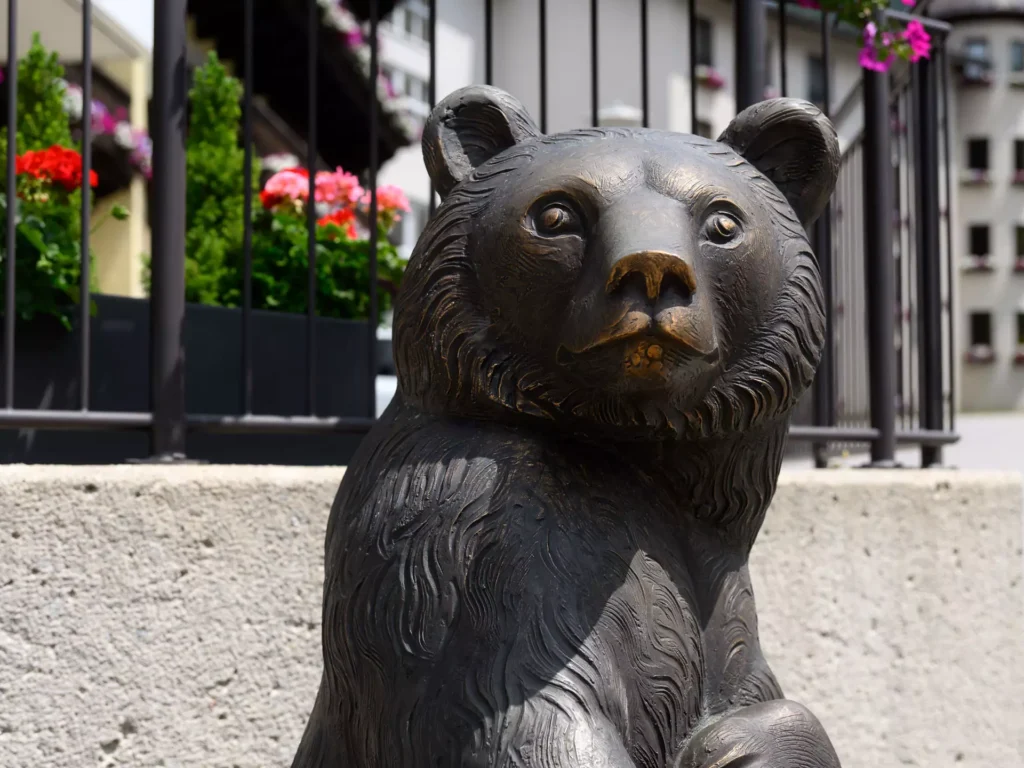 Bronzene Bärenfigur vor dem Haupteingang des Bärenhofs als sympathisches Wahrzeichen der Gesundheitseinrichtung.