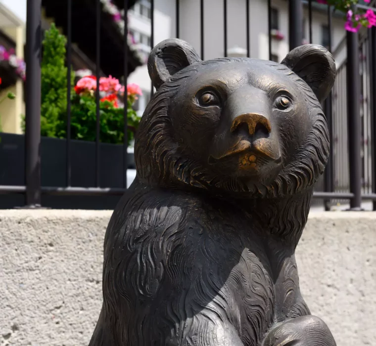 Bronzene Bärenfigur vor dem Haupteingang des Bärenhofs als sympathisches Wahrzeichen der Gesundheitseinrichtung.