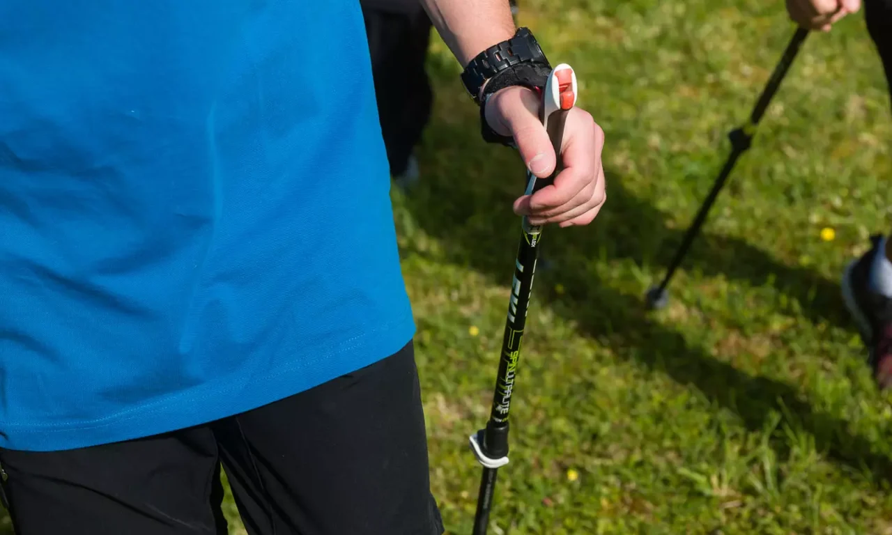 Detailaufnahme eines Nordic-Walking-Trainings im Bärenhof Bad Gastein – Gäste starten aktiv in den Tag mit professioneller Begleitung im Grünen.