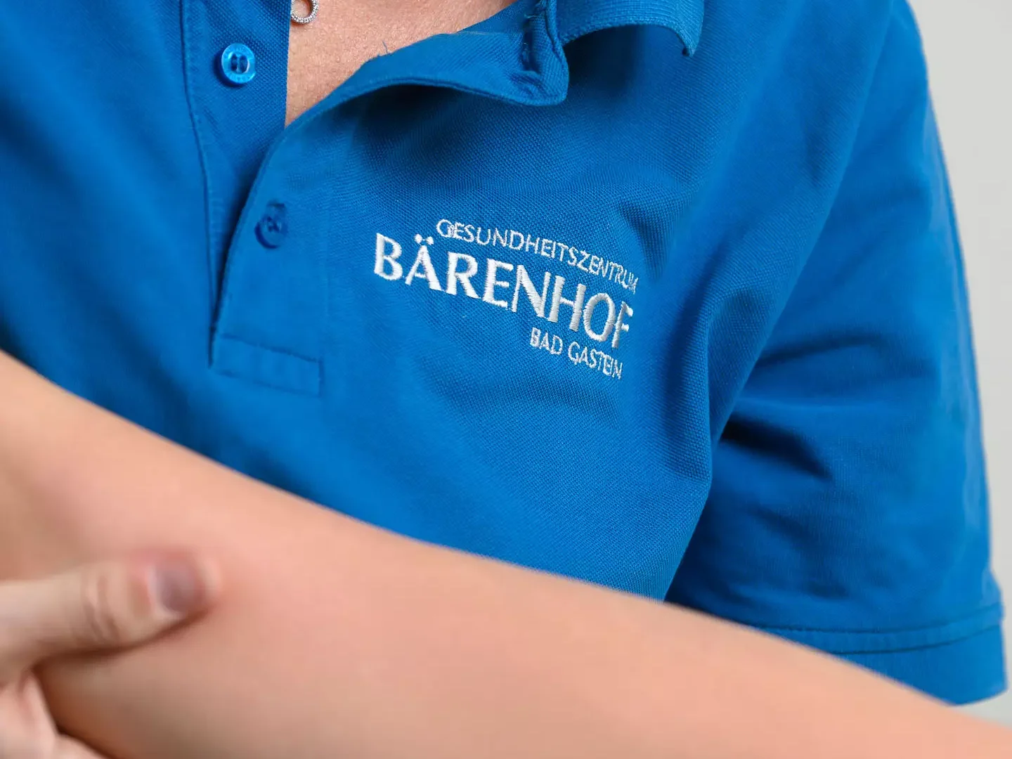 Nahaufnahme einer Therapeutin des Gesundheitszentrums Bärenhof bei der Mobilisation eines Beins – Fokus auf Fachkompetenz und persönliche Betreuung.