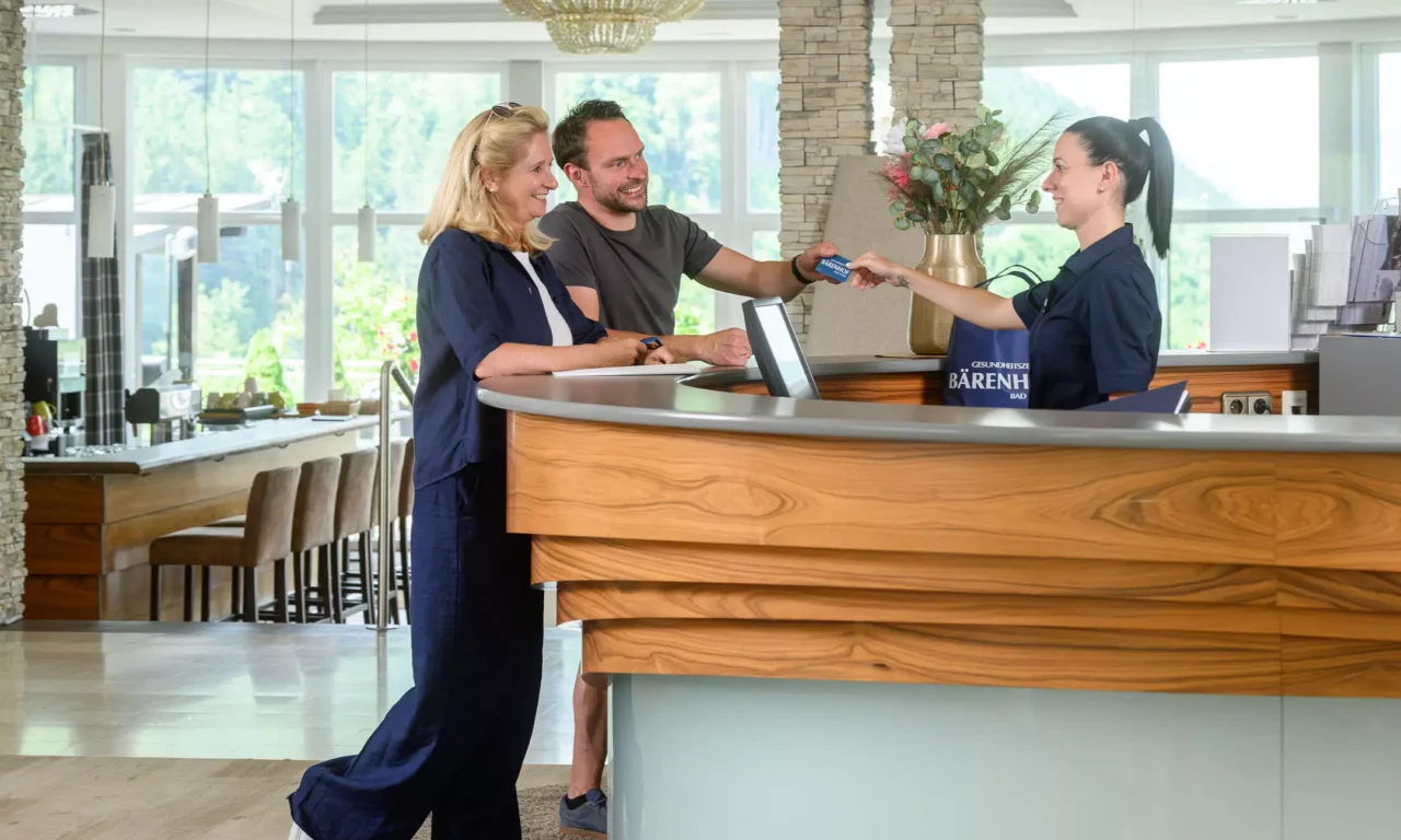 Herzlicher Empfang an der Rezeption im Bärenhof Bad Gastein – Gäste checken ein und starten entspannt in ihren Aufenthalt.
