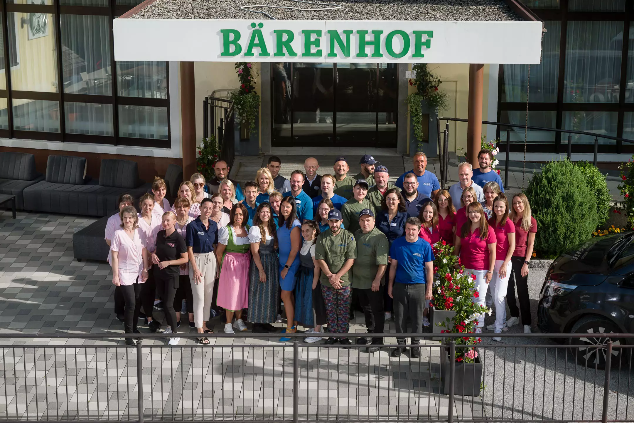 Das Team des Gesundheitszentrums Bärenhof Bad Gastein vor dem Hoteleingang – vereint in Herzlichkeit, Kompetenz und Engagement für Ihre Gesundheit.