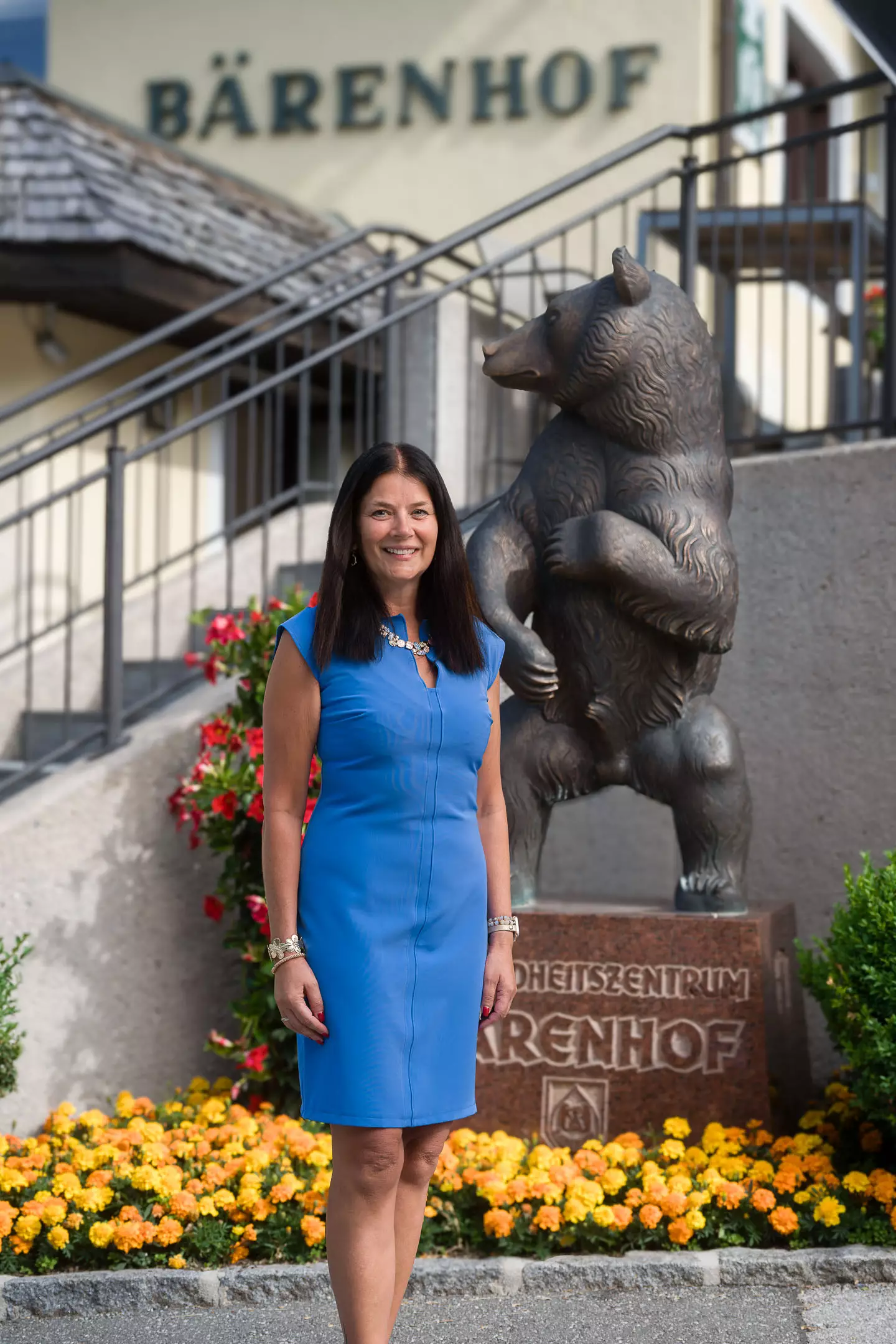 Geschäftsführerin Alexandra Grösbacher vor dem Bärenhof Bad Gastein – herzlich willkommen im Gesundheitszentrum mit persönlicher Handschrift.
