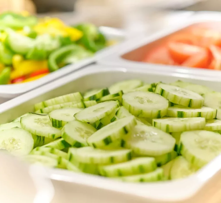Frisch geschnittene Gurkenscheiben in einem weißen Behälter als Teil eines gesunden Frühstücksbuffets im Bärenhof Bad