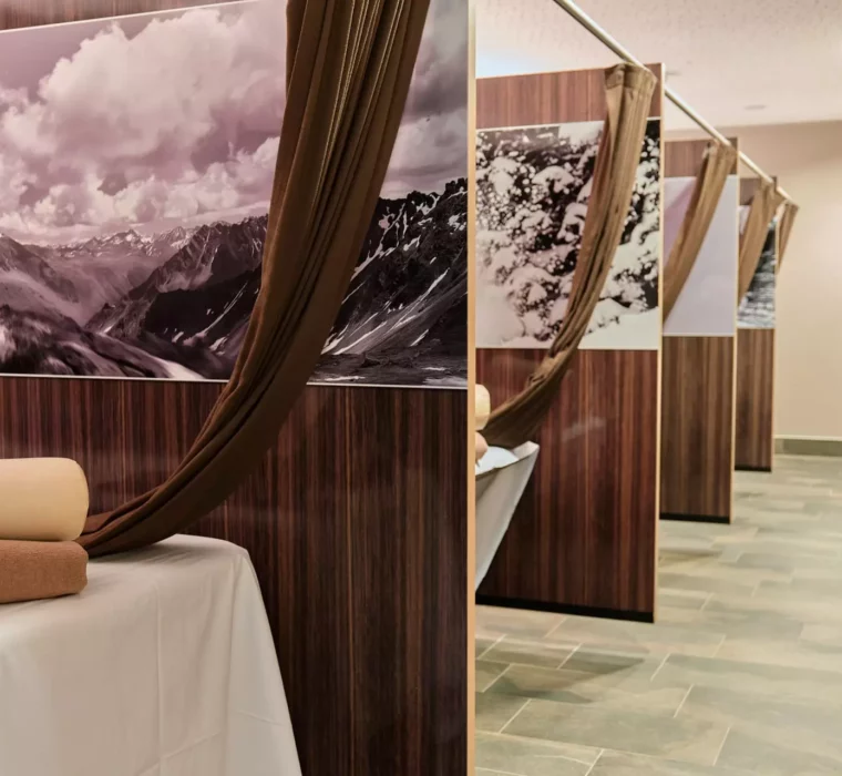 Behandlungsräume mit Massagebänken und Vorhängen im Gesundheitszentrum Kurhotel Bärenhof Bad Gastein