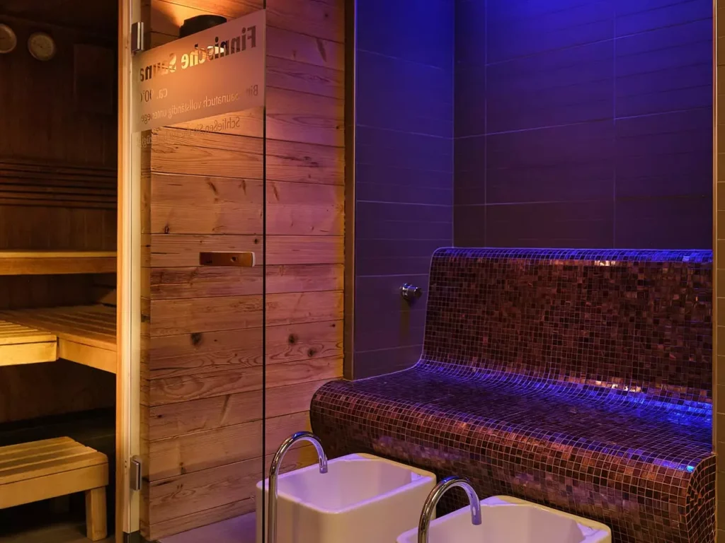 Wellnessbereich mit beheizter Mosaikliege, zwei Fußbecken und Sauna im Gesundheitszentrum Bärenhof Bad Gastein