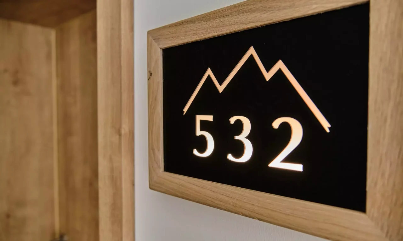Zimmernummer 532 mit Bergsymbol auf beleuchtetem Schild im Kurhotel Bärenhof Bad Gastein Gesundheitszentrum