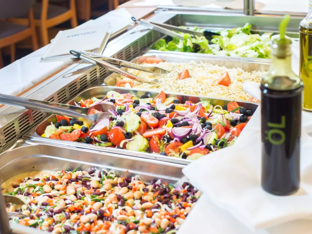 Buffet mit frischen Salaten, Reis und Bohnen in einem hellen Speisesaal des Gesundheitszentrums Bärenhof Bad Gastein