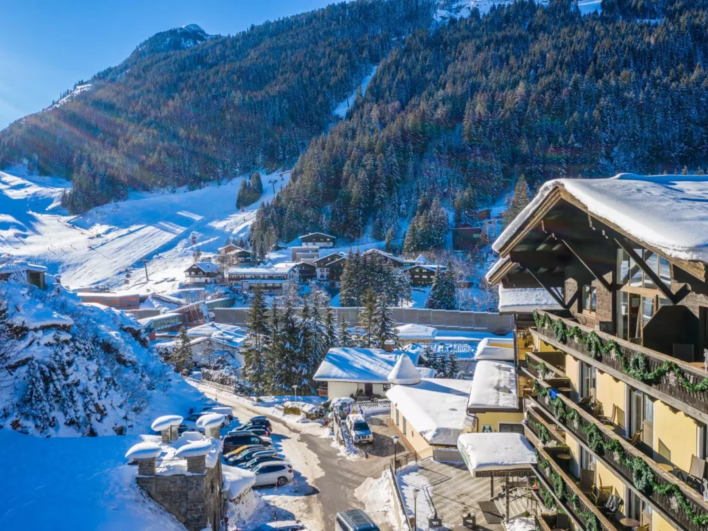 Winterliche Außenaufnahme des Gesundheitszentrums Kurhotel Bärenhof in Bad Gastein mit schneebedeckten Bergen und Gebäuden