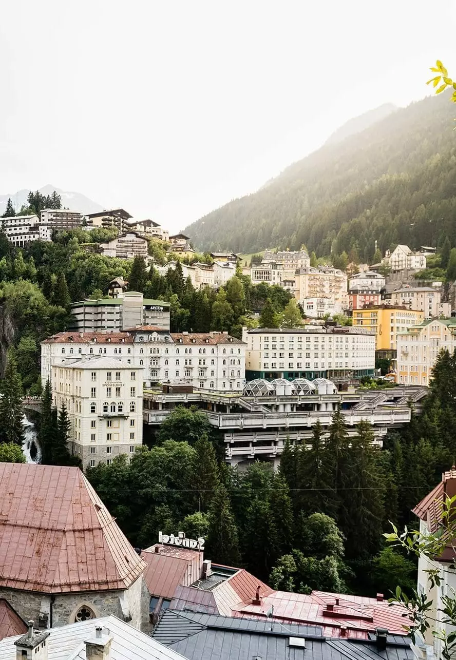 Blick auf das Gesundheitszentrum Kurhotel Bärenhof in Bad Gastein umgeben von Bergen und grünen Wäldern im Tal