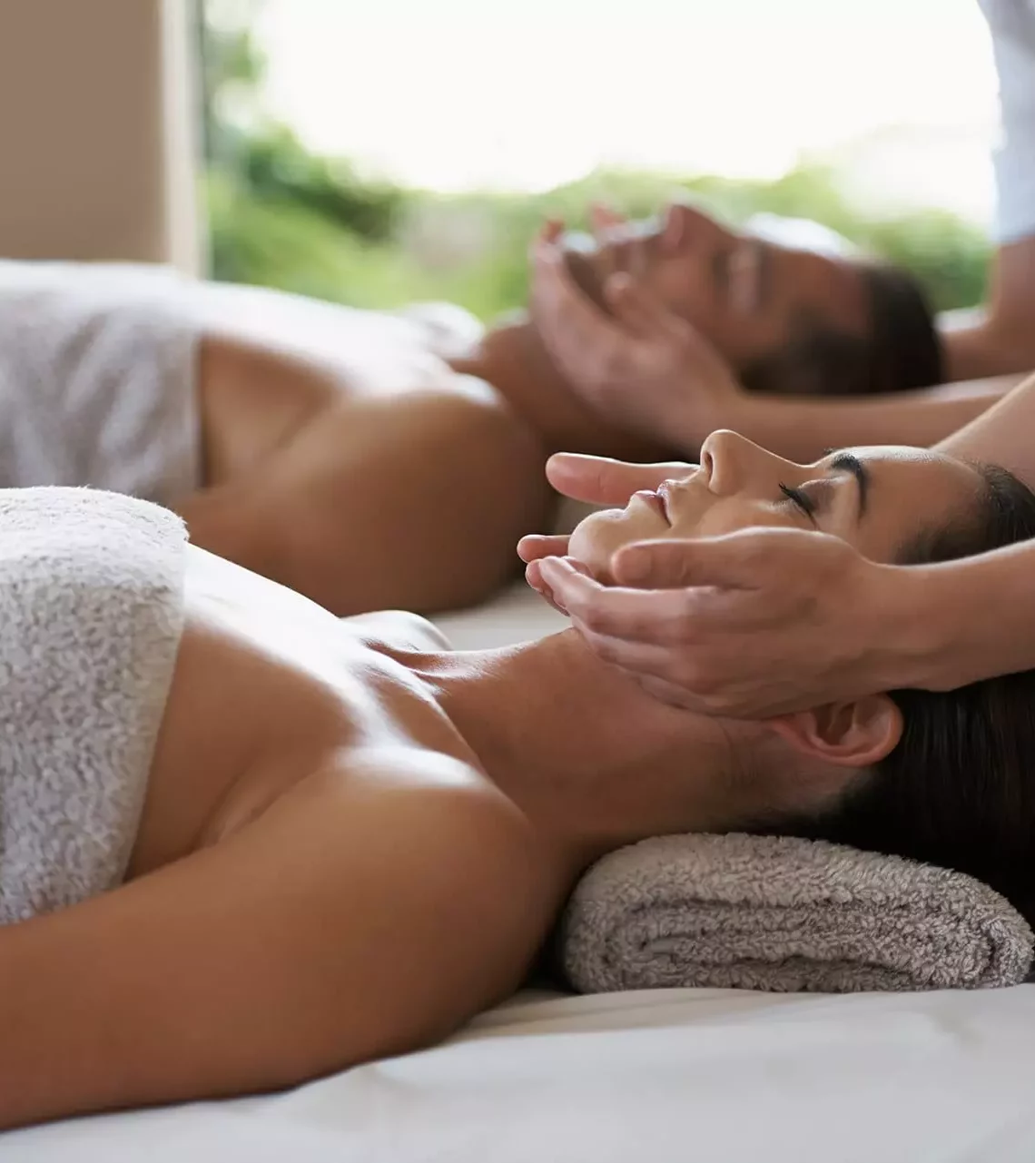 Ein Paar entspannt zusammen bei einer Massage