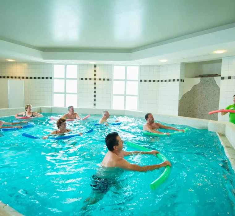 Gruppen-Therapie mit Wassergymnastik im Innenbecken des Gesundheitszentrums Bärenhof Bad Gastein unter Anleitung eines